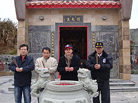 議長陳貴忠昨日上午抵達東莒向鄉親拜年也走入廟宇向神明祈福致意;陳貴忠熱情邀請大家到北竿參與百年擺暝祭活動。(圖/文:林冰芳)