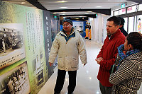 南竿學校美籍外語教師kw(圖右二)參觀馬祖故事館。(圖:曹以鋒提供)