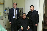 　縣長楊綏生、立委曹爾忠昨日特別前往探視國策顧問陳振清，代表馬祖鄉親表達關心之意，並祝福陳前議長早日康復出院。（圖：連江縣政府提供）