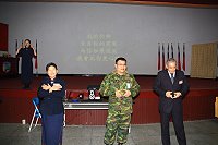 　慈濟新春愛灑活動，志工與羅指揮官共同將愛散播出去。（圖／文：吳祥瑞）