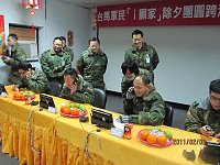 跨海懇親活動弟兄熱情踴躍,陳指揮官頻頻關心弟兄懇親情況。(圖/文:江孟霖)