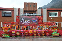 百年擺暝盛大登場，迎賓館前的會場已經佈置完成。（圖／文：陳鵬雄）