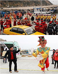 2011年馬祖擺暝文化祭,四鄉五島神轎大會師,名主持人眭澔平應馬管處之邀前來演講,特別與馬奴─陣頭的開路人物合影。(圖/文:邱竟瑋)