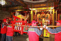 坂里村所有神轎昨天巡行北竿,向各村廟宇拜年,邀鄉親參加一年一度的十三暝祭祀活動。(圖:本報採訪小組)