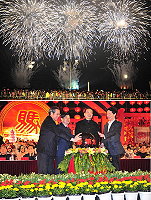 　第九屆「兩馬同春鬧元宵」慶祝晚會昨晚正式登場，吸引成千上萬的居民前往參觀難得一見的音樂煙火饗宴及民俗踩街活動。（圖／文：曹重偉）