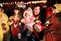 名主持人眭澔平今年全程記錄馬祖擺暝文化祭,親身體驗扛乩、鼓板等項目。(圖:本報北竿採訪小組)
