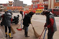 　歡騰過後，清潔北竿祭典現場的無名英雌。（圖／文：邱竟瑋）