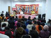 東莒元宵猜燈謎晚會吸引全島民眾參加,人手一張彩券,也引頸期盼能抱得大獎回家。(圖/文:林冰芳)