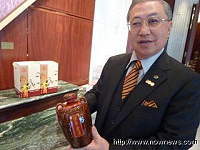 台灣工業銀行董事長駱錦明嗜藏紅酒聞名金融圈,家中還有一個大酒窖,不過,除了紅酒,最近也愛上馬祖陳年老酒。(圖:NOWnews今日新聞網)