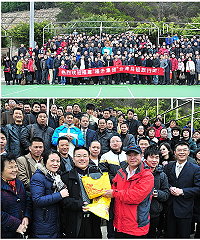 大團體陸客報到!福建泉州市福矛酒業公司來馬舉辦員工旅遊,在旅行社安排下進行難得一見的206人大團照,縣府也特別致贈每位團員紀念T恤及福袋,讓每位團員一下船就有驚喜。(圖/文:曹重偉)