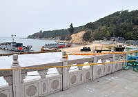 　媽祖宗教文化園區「祭祀參道」目前天后宮前廣場延伸平台已完成擴建，由於尚在養護期間，周圍已先用黃色警示線圍起，提醒遊客鄉親切勿接近，以策安全。（圖／文：曹重偉）