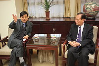 　縣長楊綏生昨天下午前往法務部拜會部長曾勇夫，為馬祖土地問題尋求解套。（圖：連江縣政府提供）