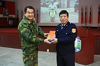 　朱副指揮官致贈禮品予授課陳隊長以表感謝。（圖／文：周唐毅）