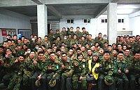 　林媽媽於宣教後與連上弟兄合影。（圖／文：周唐毅）