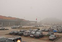 霧鎖馬祖,南竿機場周邊一片濃霧,此時海運發揮正常功能。(圖/文:邱竟瑋)