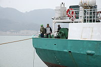 　閩台輪前天在高登海域發生絞纜，處理絞纜花了快一天半時間，必須人員下海割開纏死的漁網，大家都對附近海域密佈的漁網感到無力。（圖／文：劉秋月）