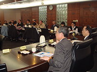　民航局召開「南北竿機場改善可行性評估執行計畫書簡報會議」，會議結論要求世曦加速改善評估之作業期程，南竿機場改善以不開挖為原則，北竿機場則朝3C機場方向改善進行評估，立委曹爾忠更要求必須提出可以有效執行改善的方案。（圖：交通局提供）