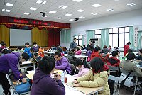 　教育局國輔團邀請人稱「科教魔術師」的梅期光老師，擔任本縣國小100年度科學展覽師生研習的輔導老師，帶領各校師生進行科學實做，各項奇妙把戲都吸引著師生的目光；教育局長邱金寶特別前往為師生加油打氣，鼓勵大家把握機會在今年科展做出好成績。（圖／文：劉秋月）