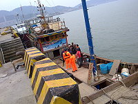 　大陸越界漁船靠岸求救，一名船員作業頭部受傷，岸巡協助送往縣醫，但馬祖海域門戶大開讓人憂心。（圖／文：劉秋月）
