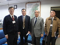基港局陳福男局長(右二)、科長許懷平、工務組長魏震就主要包含新臺馬輪建造、行政旅運大樓、福澳港後續工程及島際交通船等項目,到立院做說明。(圖:曹爾忠國會辦公室提供)