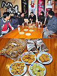 活化產業,馬酒公司創新意!此次與國內知名大廠掬水軒合作,資源再利用製作餅乾商品,首波試吃就推出「高粱海苔」、「紅糟亞麻仁餅」、「高粱花生粉ㄋㄟㄋㄟ」、「高粱花生等五種餅乾」等四種商品,邀請縣長楊綏生、秘書長劉羽茵及員工們品嚐,大家都說口感相當不錯。(圖/文:曹重偉)