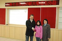 縣府教育局昨天舉辦今年高中應屆畢業生升學國立師範及教育大學聯合保送甄試第一次唱名分發,馬祖高中陳冠臻保送國立台灣師範大學英語學系,縣府、導師與台師大英語系同表恭賀。(圖/文:邱竟瑋)