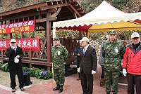 　縣長楊綏生、指揮官羅中將及政戰主任吳將軍等人共同種下樹苗，響應綠化、美化運動，打造美麗家園。（圖／文：劉敬文）