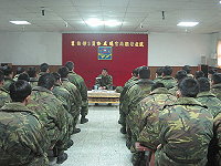莒指部指揮官柯將軍與三月份退伍弟兄暢談服役心得。(圖/文:蔡承佑)