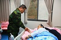 　防衛部指揮官羅中將特赴連江縣立醫院探視住院的榮民伯伯，場面極其溫馨感人。（圖／文：吳祥瑞）