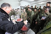 弟兄們踴躍發問,鄉親熱情解說指導並提供料理小撇步。(圖/文:鄭尹翔)