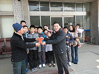 　塘岐國小七位五年級生前往台北與吳興國小展開交換教學，家長會代表致贈程儀。（圖／文：陳鵬雄）