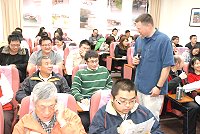 馬祖地區觀光外語研習營昨天正式開課,外籍老師帶領學員練習觀光英語會話,課程持續到五月。(圖/文:邱竟瑋)