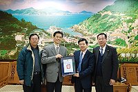 立榮馬祖站主任謝慶龍調高雄機場辦事處副主任，昨天在新主任（右一）的陪同下前往縣府辭行，縣長楊綏生肯定其任內貢獻並頒贈榮譽縣民證。（圖／文：劉秋月）