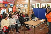 鐵板社區發展協會十五日晚間與衛生局、林雅青醫師等合作,舉辦社區關懷據點─口腔保健暨用藥安全講座,吸引數十位社區中老年民眾參加,專業講解與正確的新流感防治與刷牙示範,讓學員們受益良多。(圖/文:邱竟瑋)