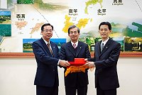 　立榮航空馬祖機場辦事處新舊任主任交接，總經理陳憲弘（中）特別抵馬主持交接典禮，新上任邵邵銀&#37819;(鎖)主任（左一）原為高雄站副主任，與謝慶龍對調。（圖／文：劉秋月） 
