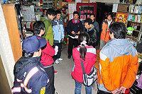 　有鑑於台中夜店大火因建材不合格奪走九條人命，縣府特別發起維護公共安全查報作業，聯合稽查小組日前利用夜間前往南竿鄉列管的網咖、KTV、卡拉OK等店家進行查察，未發現重大違規事項。（圖／文：曹重偉）