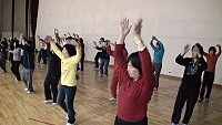 南竿鄉排舞社去年吸引大批地區婦女加入,今年起每週二、四晚間七點半在體育館繼續開跳。(圖:南竿鄉體育會排舞社提供)