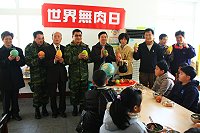 　連江縣縣長楊綏生與防衛部指揮官羅中將、政戰副主任王上校等，共同響應世界無肉日活動。（圖／文：吳祥瑞）