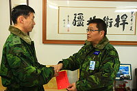 　指揮官約見捐骨髓展大愛的莒指部心輔官李志宏上尉，並頒發獎金表揚。（圖／文：劉敬文）