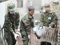 　馬支部南竿乙型聯保廠官士兵負責仁愛村鐵板社區環境整理、清潔及打掃工作。（圖／文：陳舒婷）