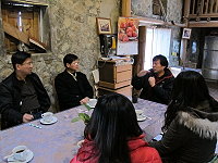 　「我在北竿慢活慢食的幸福」活動，多位專家現場訪視北竿相關業者。（圖：網點企管公司提供）