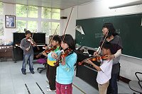 馬港社區發展協會今年準備繼續提案辦理兒童小提琴課程,今年更首度導入母語合唱團計畫,將配合中正國中小與媽祖昇天祭時程,讓鄉親和遊客看到小朋友的演出。圖為去年在中正國中小練習的情形。(圖:馬港社區發展協會提供)