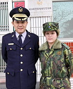 東引警察所所長葉添旺(左)與陸軍東引指揮部工兵連輔導長葉千瑜少尉(右),父女同在國之北疆東引為國為民奉獻,成為地方佳話。(軍聞社提供)