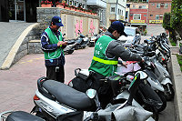 　為提升地區機車定檢率，縣府環保局執行南竿鄉未定檢機車巡查作業，派員巡迴各村執法並就不合格車輛張貼「巡查單」提醒車主。（圖／文：曹重偉）