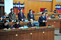 　縣議會臨時大會進行提升馬祖酒廠產量及拓展行銷專案報告，議員們就報告內容輪番對縣長楊綏生、財政局長林貽德、馬酒公司董事長李亨玉、總經理陳春平提出質詢。（圖／文：曹重偉）