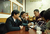 南、北竿機場改善評估案陸上鑽探啟動!顧問公司昨天抵馬提報鑽探規劃,並且就與軍方協調事宜請楊縣長協助。(圖/文:邱竟瑋)