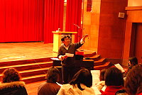 　連江雅韻合唱團昨晚舉行新一梯次首度團練，在台北愛樂合唱團副指揮杜明遠的指導下展現默契與歌喉，往後每週將擇定週日下午和週六晚上練習。（圖／文：邱竟瑋）