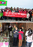 建國百年、齊登百岳,馬祖不缺席!由縣長楊綏生、立委曹爾忠、救國團基隆市團委會總幹事鄧桂菊等率百位青年學子及熱血民眾登上南竿最高248公尺的雲台山,並參觀軍情館。(圖/文:曹重偉)