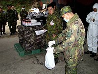 醫政官為官兵示範正確的補鼠方式。(圖/文:林易叡)