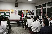 　宣教過程中介壽村長曹容華與官兵互動熱絡，場面熱鬧愉快。（圖／文：劉敬文）